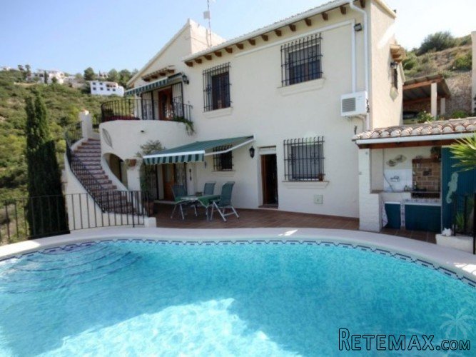 This lovely villa is located in a perfect sunny position..
