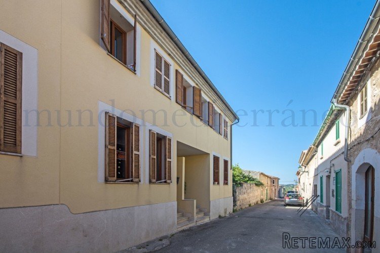 Modern townhouse in the center of Campanet, spacious..