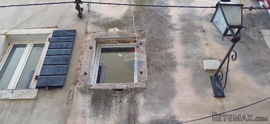 Vodnjan, stari grad, zgrada u nizu za obnovu - 2
