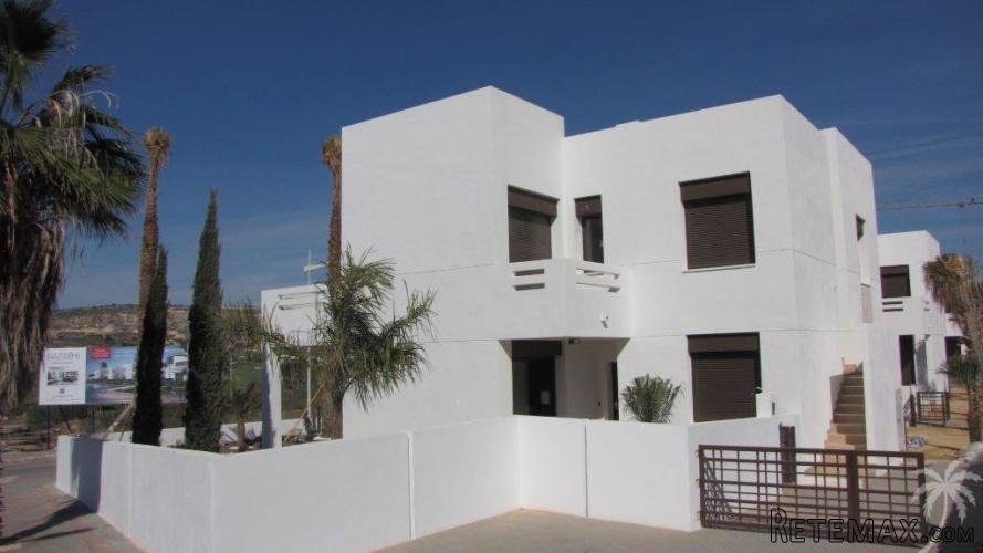In Algorfa, close to the golf course, these modern..