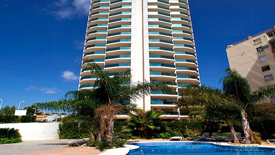 Los apartamentos se ubican en Calpe, en un complejo..