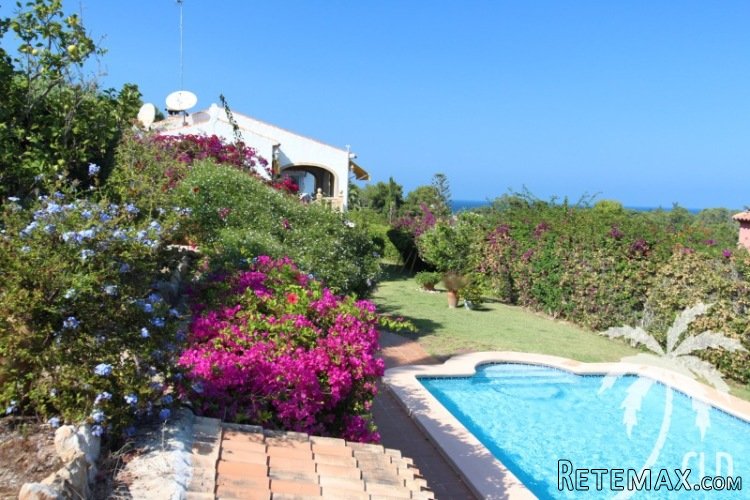 Villa with sea views in the sought after urbanization El..
