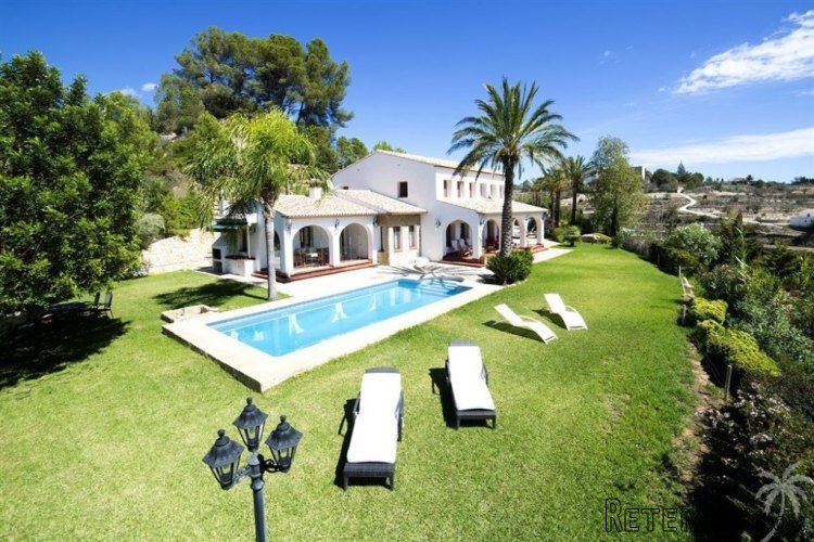 This fabulous finca sits on a plot of 20,500m2 and is..