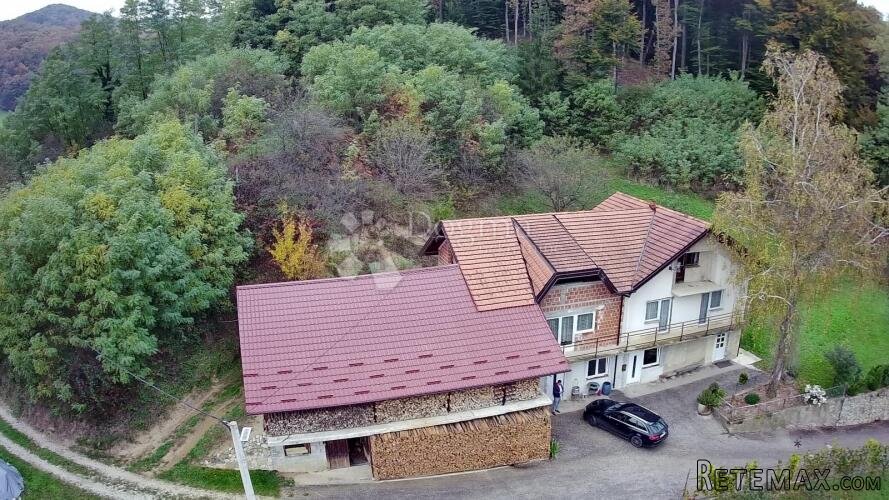 Imanje sa odvojenim stambenim prostorima i pomoćnom zgradom!