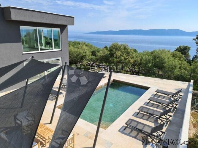 VILLA SA MOREM NA DLANU