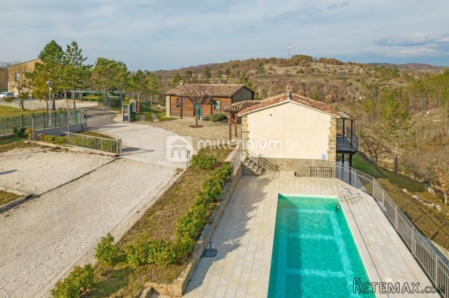 Istra, Pazin, 580m2, imanje s 3 kuće i bazenom - 4