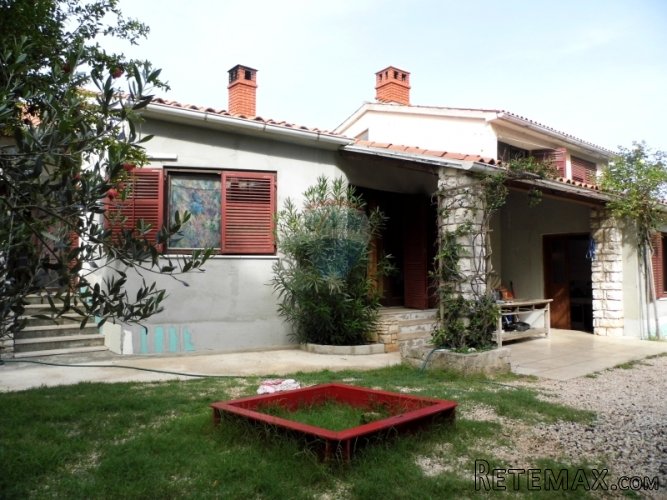 PULA, SAMOSOTOJEĆA KUĆA NA VIDIKOVCU