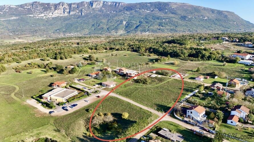 PRILIKA! Građevinsko zemljište 6km od mora!