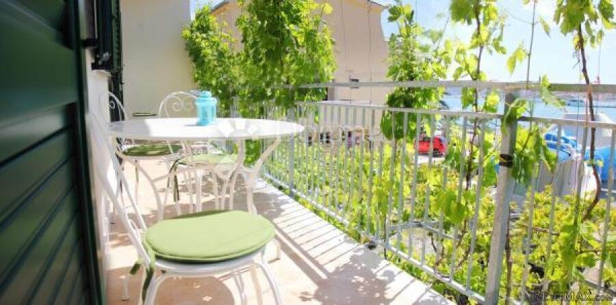 ROGOZNICA- PREDIVNA APARTMANSKA KUĆA 50M OD MORA