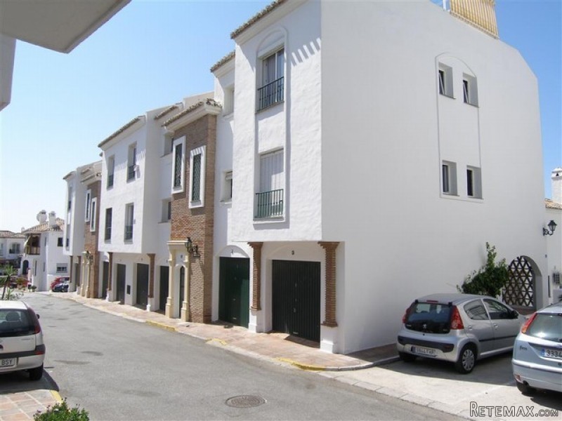 2 Bedroom Middle Floor Apartment