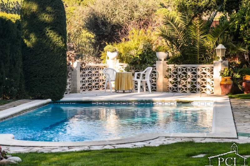 /122 Nice house with private pool.