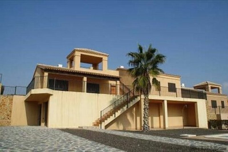 * LUXURY 4 BED, 4 BATH DETACHED VILLA &..