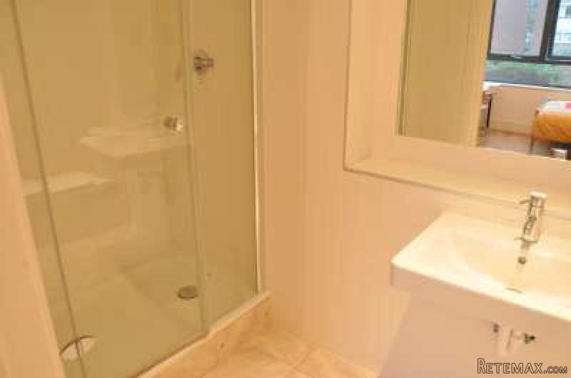 Single with double bed near Canary.. - 2