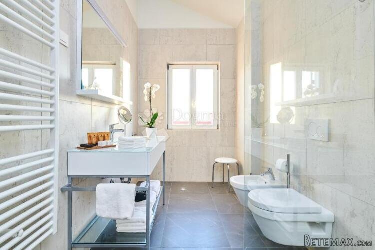 DIVNA VILLA S BAZENOM I OTVORENIM POGLEDOM - 11