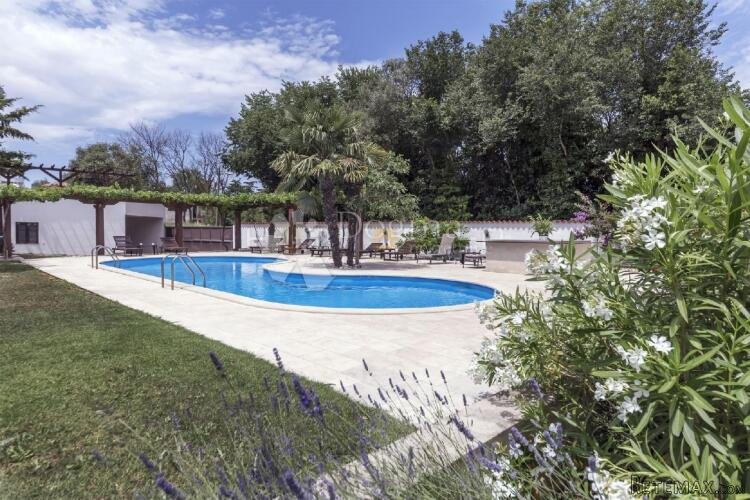 PREDIVNA APARTMANSKA KUĆA SA BAZENOM 150m OD MORA - 2