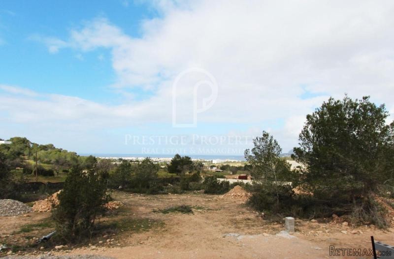 Plot with sea views and building..