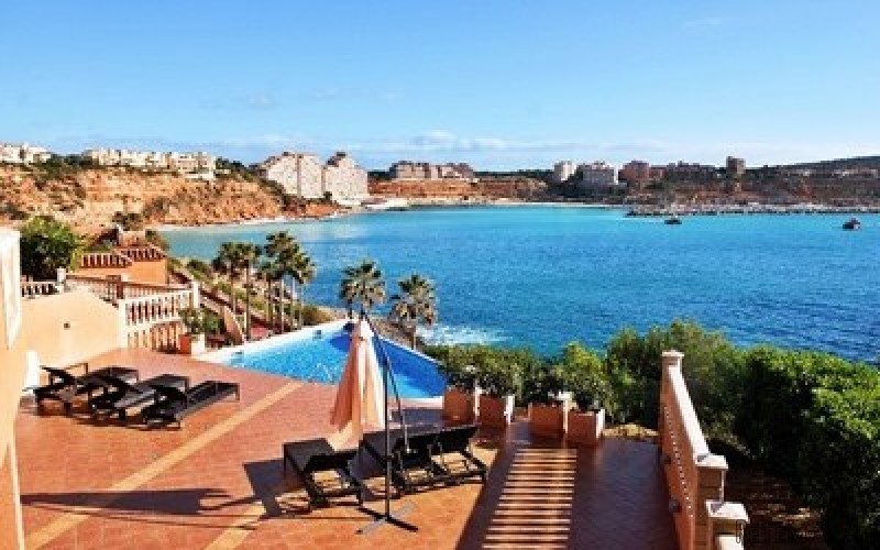 Frontline luxury property in Nova Santa..