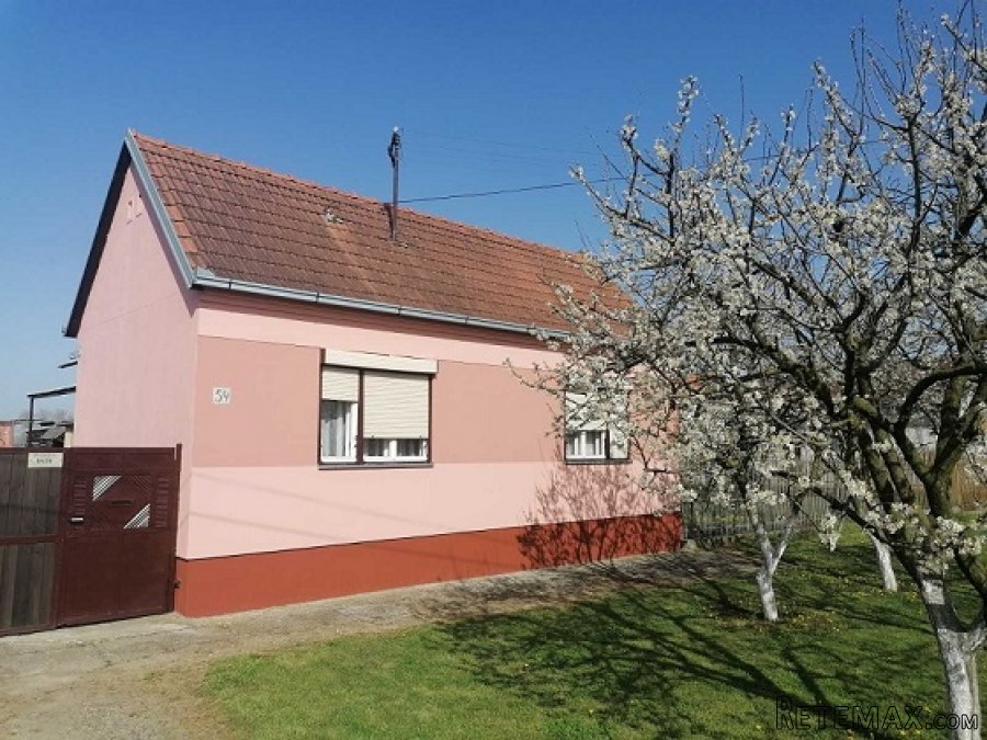 Prodajem porodicnu kucu Hrtkovci-Ruma