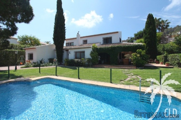 Beautiful villa with sea views located in the prestigious..