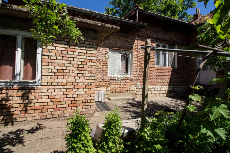 Lovely 3-bedroom House with big yard..