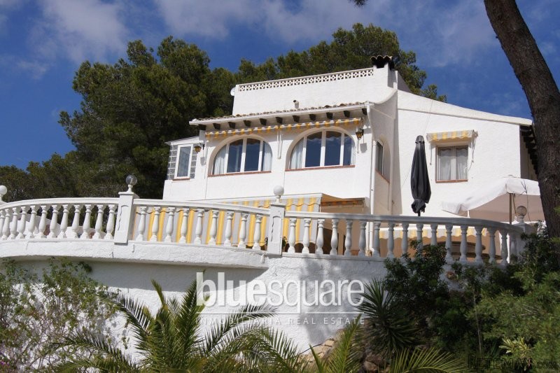 Beautifully maintained detached villa..