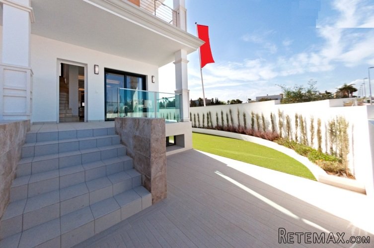 Townhouse with a large open ground floor with a..
