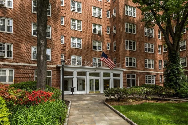 1 bedroom Commercial Property For Sale:..