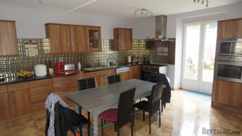 HUGE beautifully renovated townhouse in..