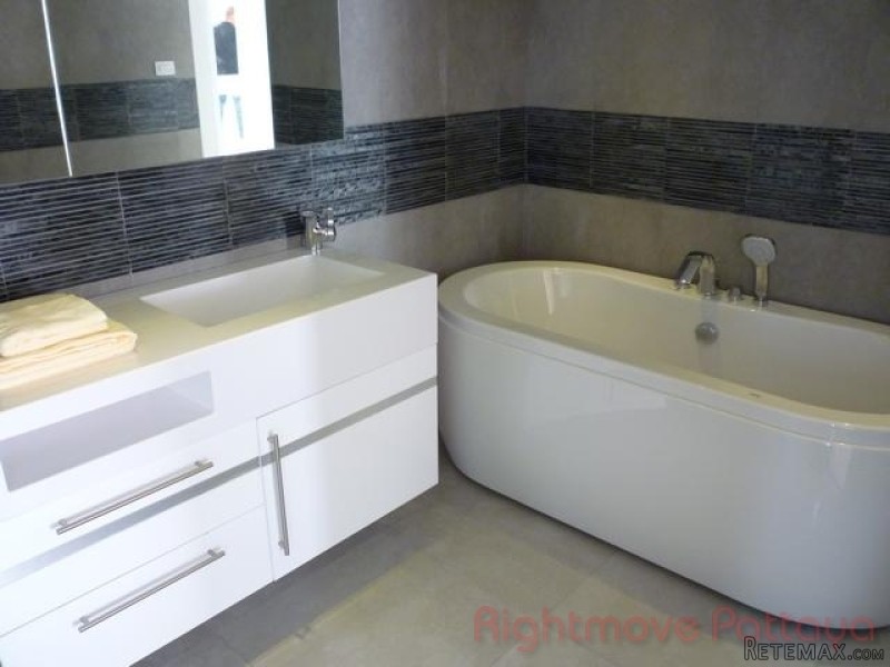 1 Bedroom Condo for sale in Pratumnak -.. - 2