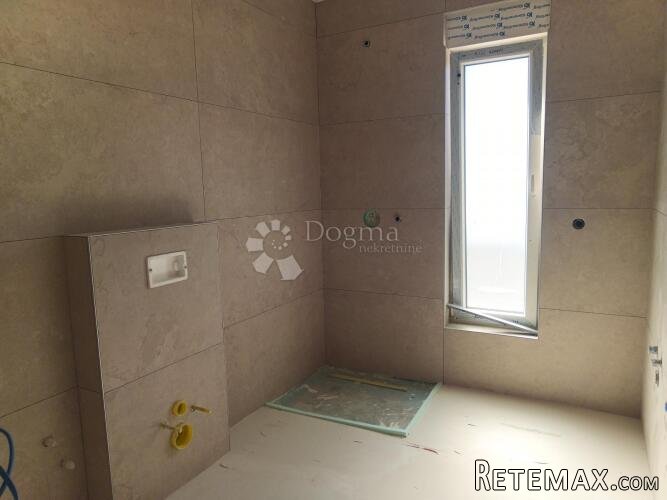 Novogradnja - 127,5m2 s bazenom i krovnom terasom - 2