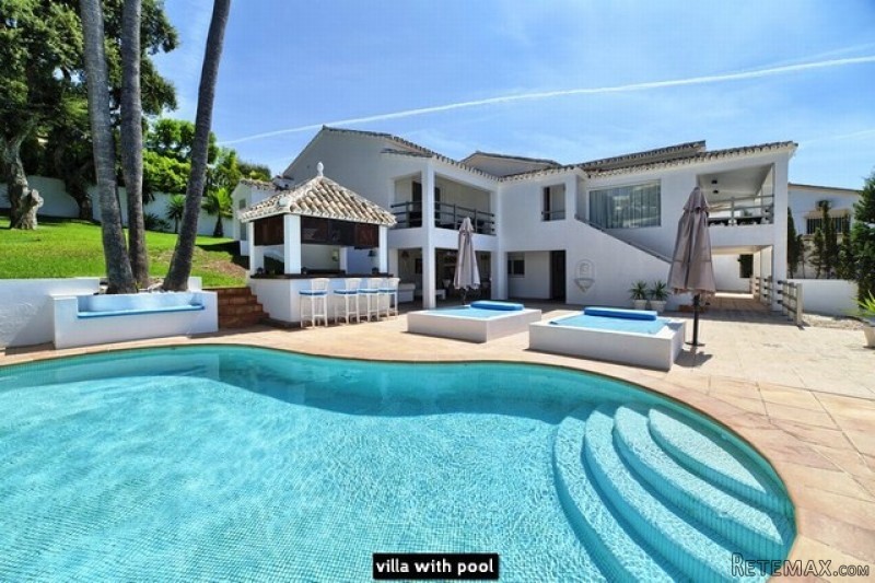 Villa for sale in El Rosario, Marbella..