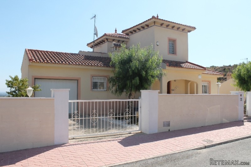 4 Bedrooms - Villa - Alicante - For Sale