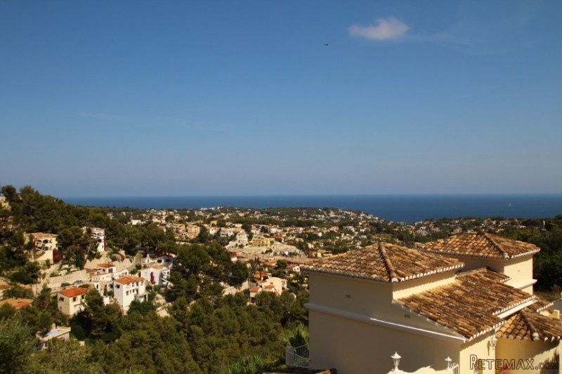 Beautiful plot with superb sea views in..