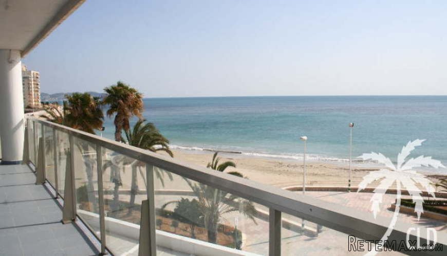 Beachfront apartment in Calpe, at levante beach. With 3..