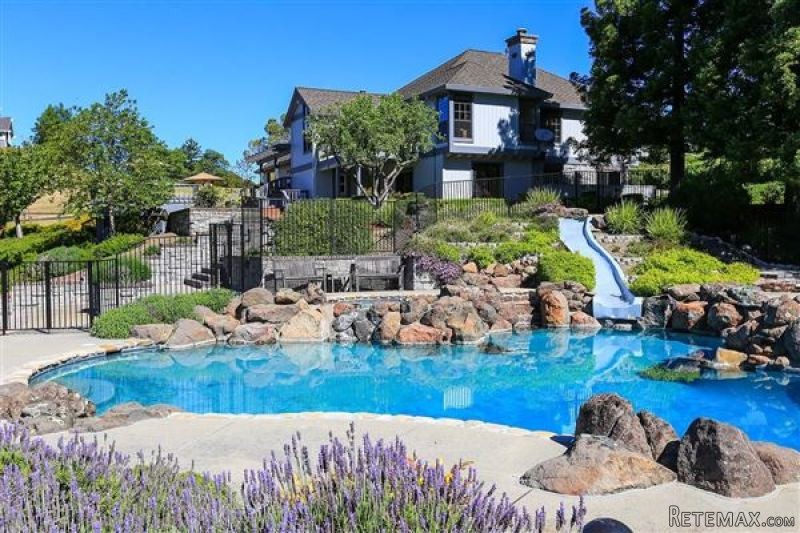 Lovely tri-level home