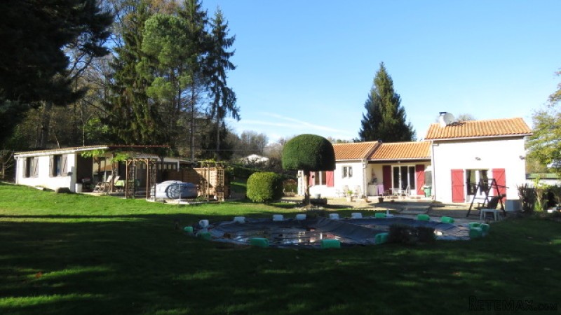 Gorgeous bungalow with gite and heated..