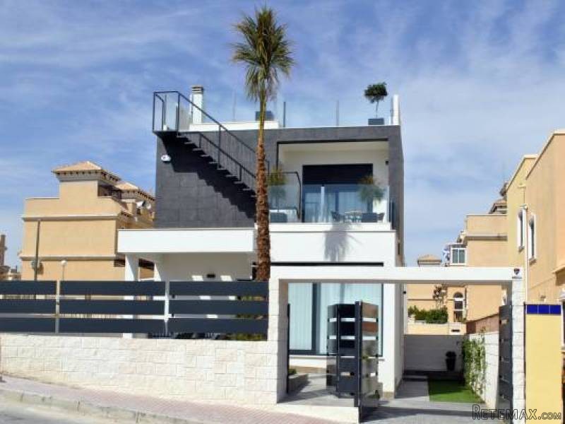 4 Bedroom 3 Bathroom Villa In..