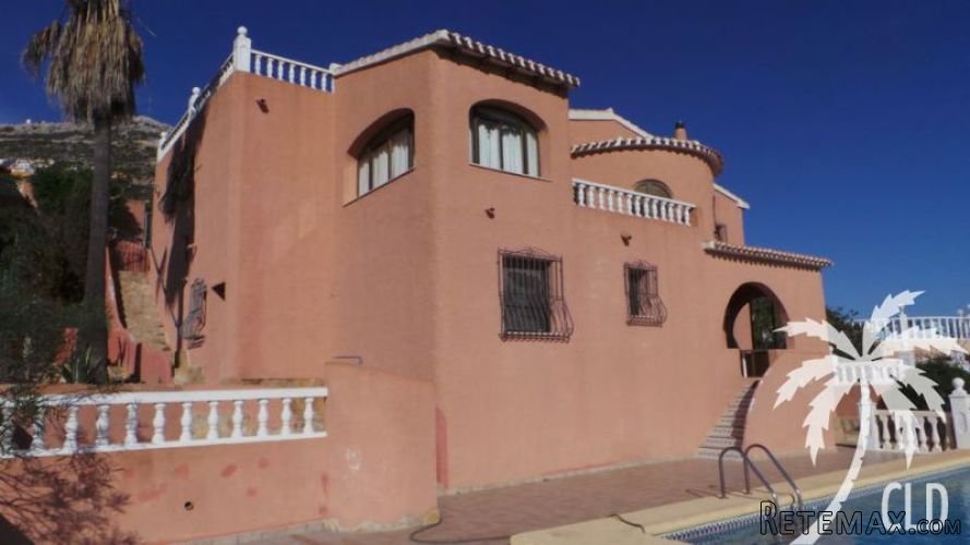 Traditional style villa built on a large plot of 968m2 on..