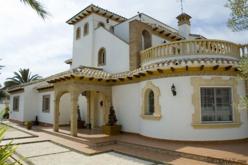 4 Bedrooms - Villa - Alicante - For Sale