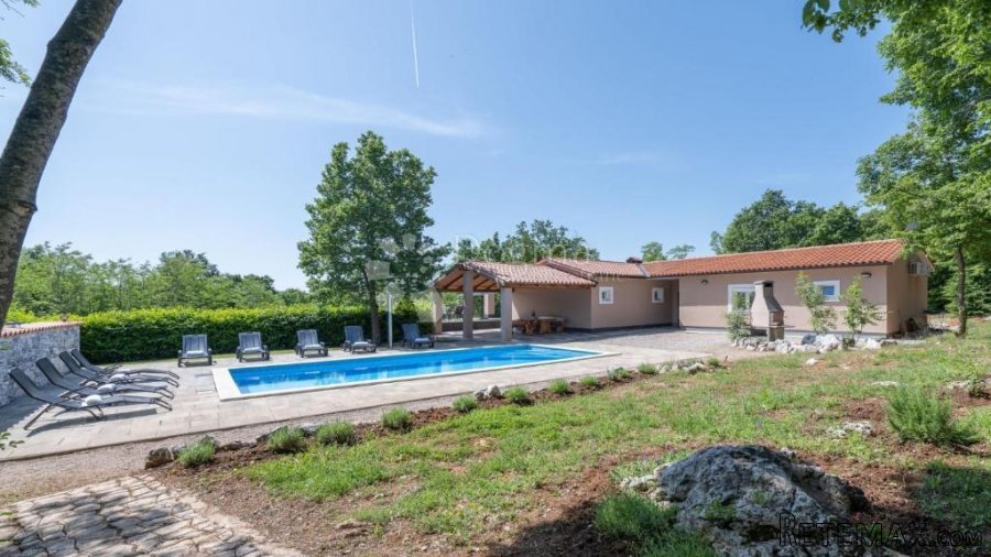 Prekrasna Villa sa prostranom okućnicom 9400 m²