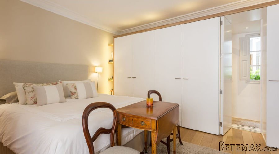 Elegant and bright 138 m2 apartment in a side street of the..