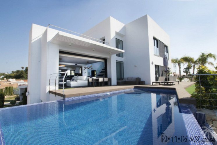 This modern villa with views to the sea, mountains and..
