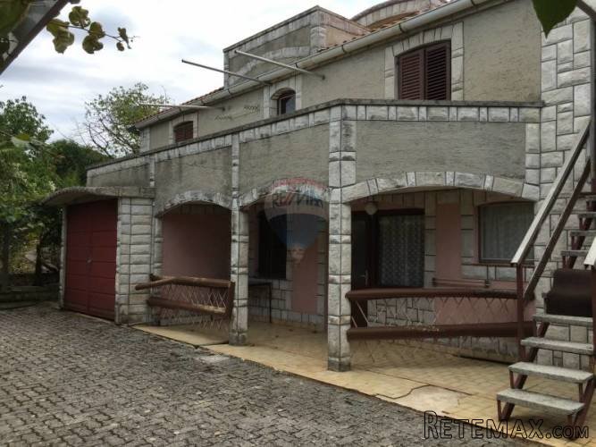 Samostojeća kuća od 600m2 sa velikom okućnicom u okolici... - 3
