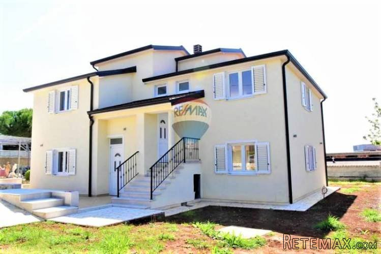 POREČ-kuća s dva velika stana