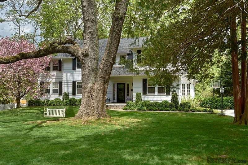 4 bedroom House For Sale: 14 Pine Lane..