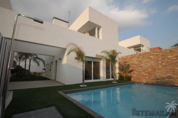 In the small village of Rojales, this large scale residence..