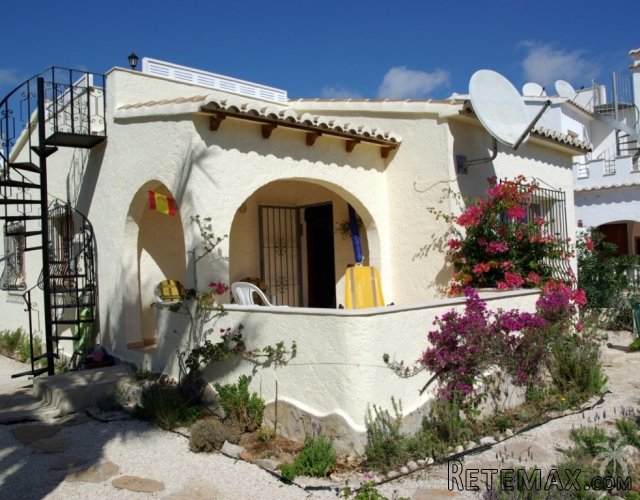 Two bedroom bungalow built in 2000 on a flat plot in Cumbre..