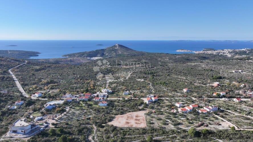 Građevinsko zemljište od 2186m2 u zaleđu Primoštena - 3