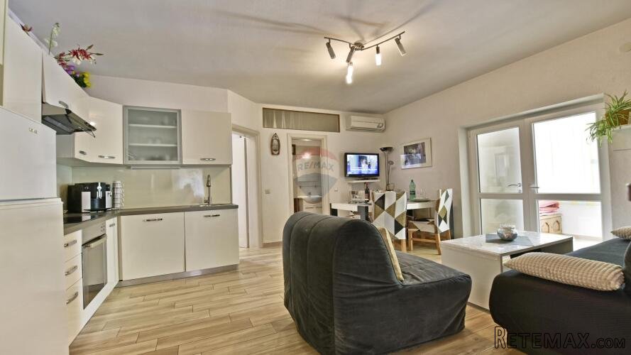 Istra, Poreč, apartmanska kuća s 5 stambenih jedinica i baze - 3