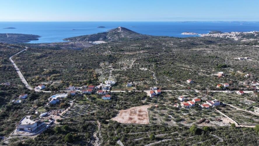 Građevinsko zemljište od 1285m2 u zaleđu Primoštena - 2